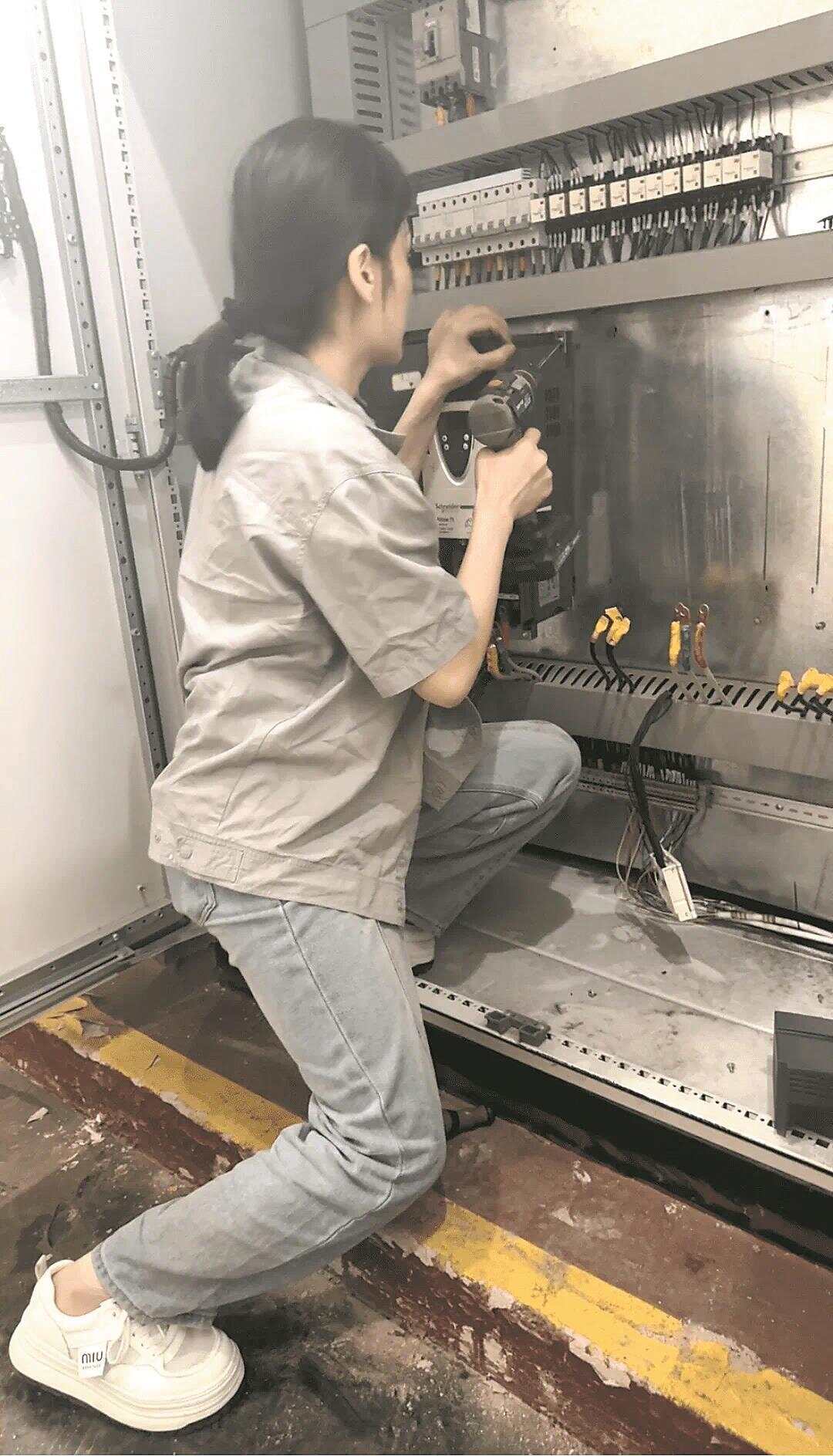 从“打杂小妹”到“徒弟遍布全网”的变频器维修师 她用螺丝刀拧