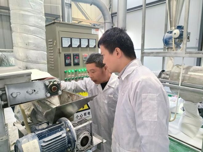 车间里来了个科技特派员